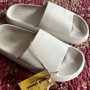 Cool planet slides by Steve Madden sz 6 brand new!